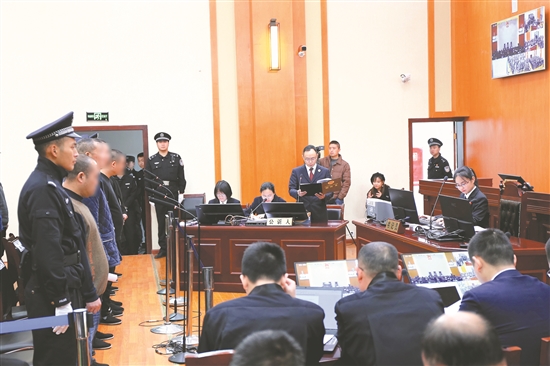 丹棱縣人民檢察院黨組書記、檢察長出庭支持公訴劉某某等40人惡勢力犯罪集團案。.jpg