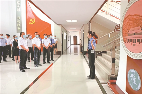 今年6月，全省黨委政法委機關黨建工作座談會在我市召開，丹棱縣人民檢察院作為全市檢察機關唯一代表，接受了省和市州參會領導的檢閱，圓滿地將“五心五比”黨建文化向全省政法系統領導展示，獲得一致好評。.jpg