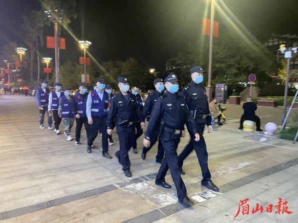  隨處可見(jiàn)的巡邏隊(duì)員，讓群眾心里充滿(mǎn)了安全感。