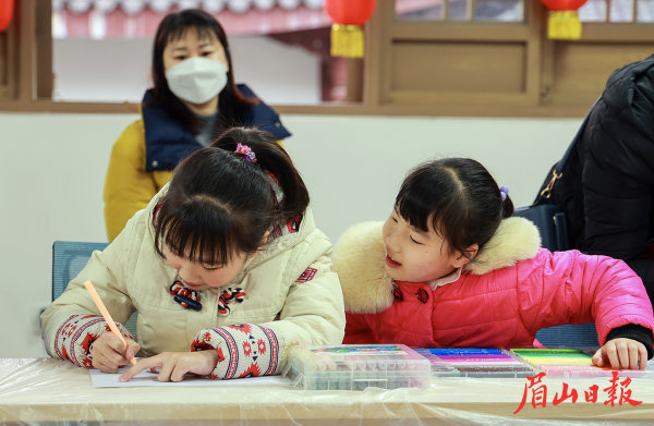  孩子們用彩筆畫出心中的元宵節(jié)。