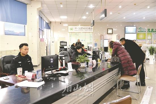 工作人員正在幫市民辦理業務。.jpg