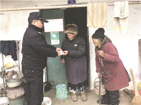 民警為轄區老人送證上門。.jpg