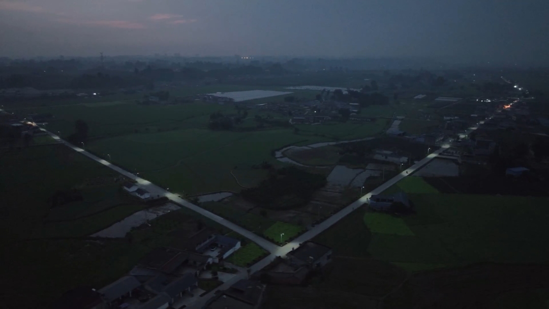 路燈亮了，夜間走路更安全。.jpg