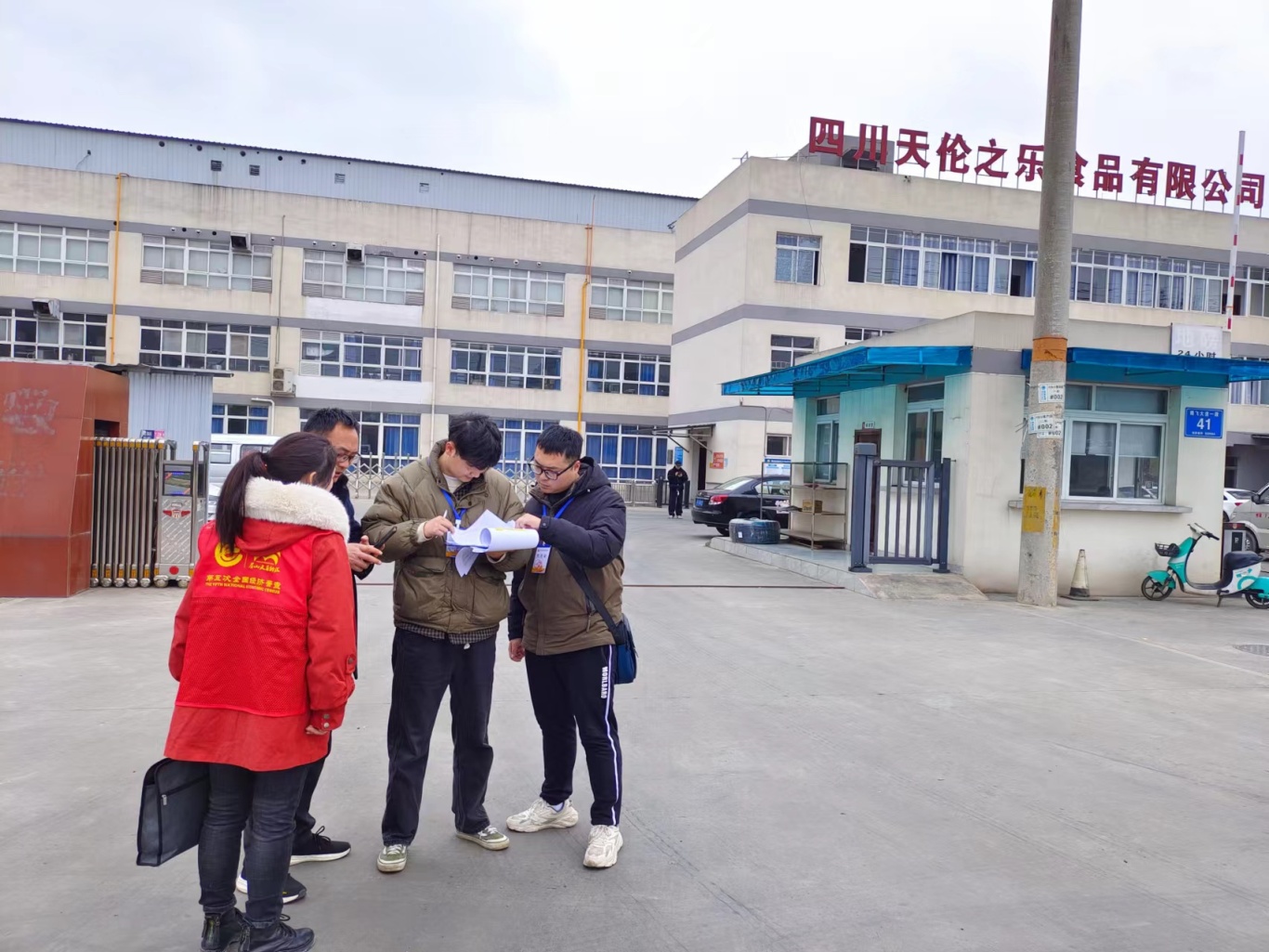  新區(qū)普查“兩員”對照企業(yè)提供的原始資料，在電子終端上逐項對照錄入數(shù)據(jù)。
