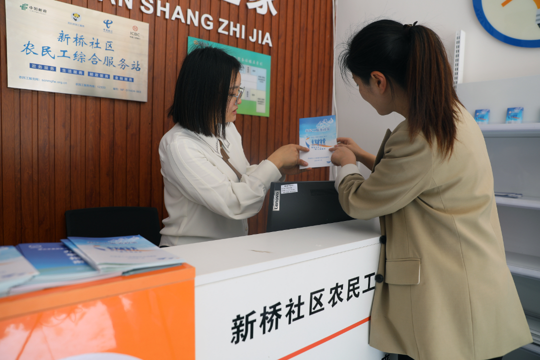  群眾在農(nóng)民工綜合服務(wù)站咨詢就業(yè)政策。