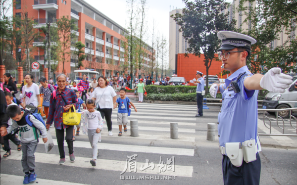 交警在學(xué)校路段疏導(dǎo)交通。（資料圖片）