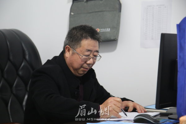 伍志祥正在統(tǒng)計人口普查的相關(guān)數(shù)據(jù)。
