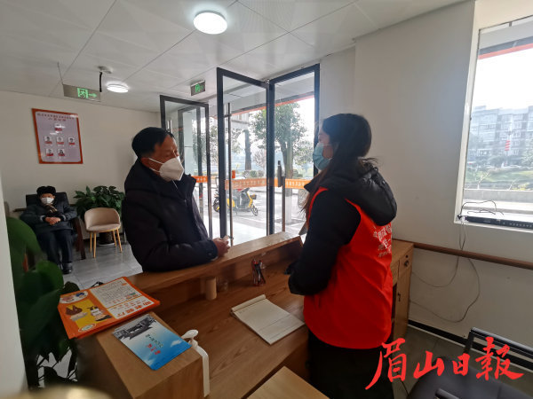文桃玉耐心為前來(lái)咨詢(xún)的老人解答問(wèn)題。