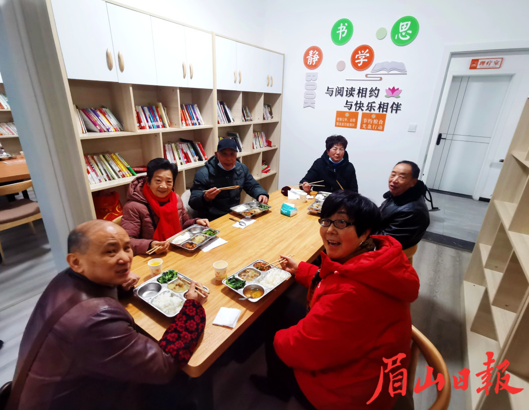 老人們?cè)诓蛷d愉快就餐。