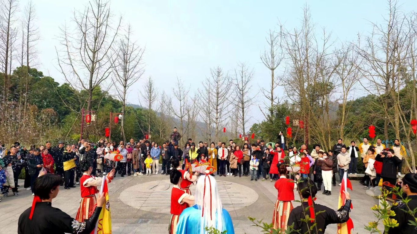 彭祖山景區開展“新春盛會”，推出龍年新春集市、彭祖駕到·巡游大劇場、《奇石之韻》新春展覽、投壺贏紅包、新年滾滾樂、登高擊鼓祈福等11項新春活動.jpg