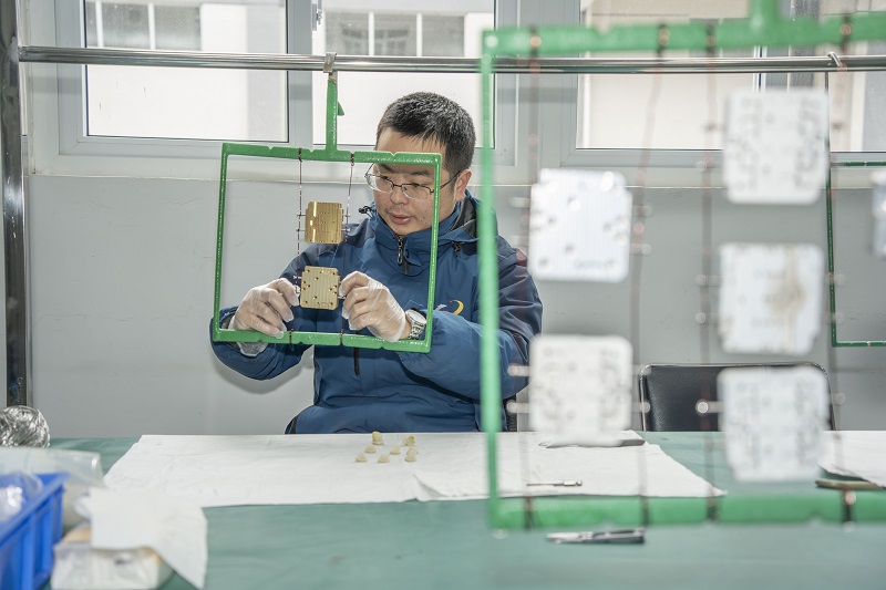  入駐企業(yè)員工正在進行導(dǎo)電氧化環(huán)節(jié)。