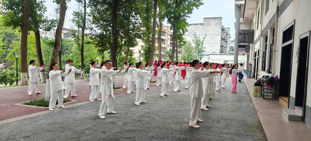 彭山區老年大學學員在練習太極拳。