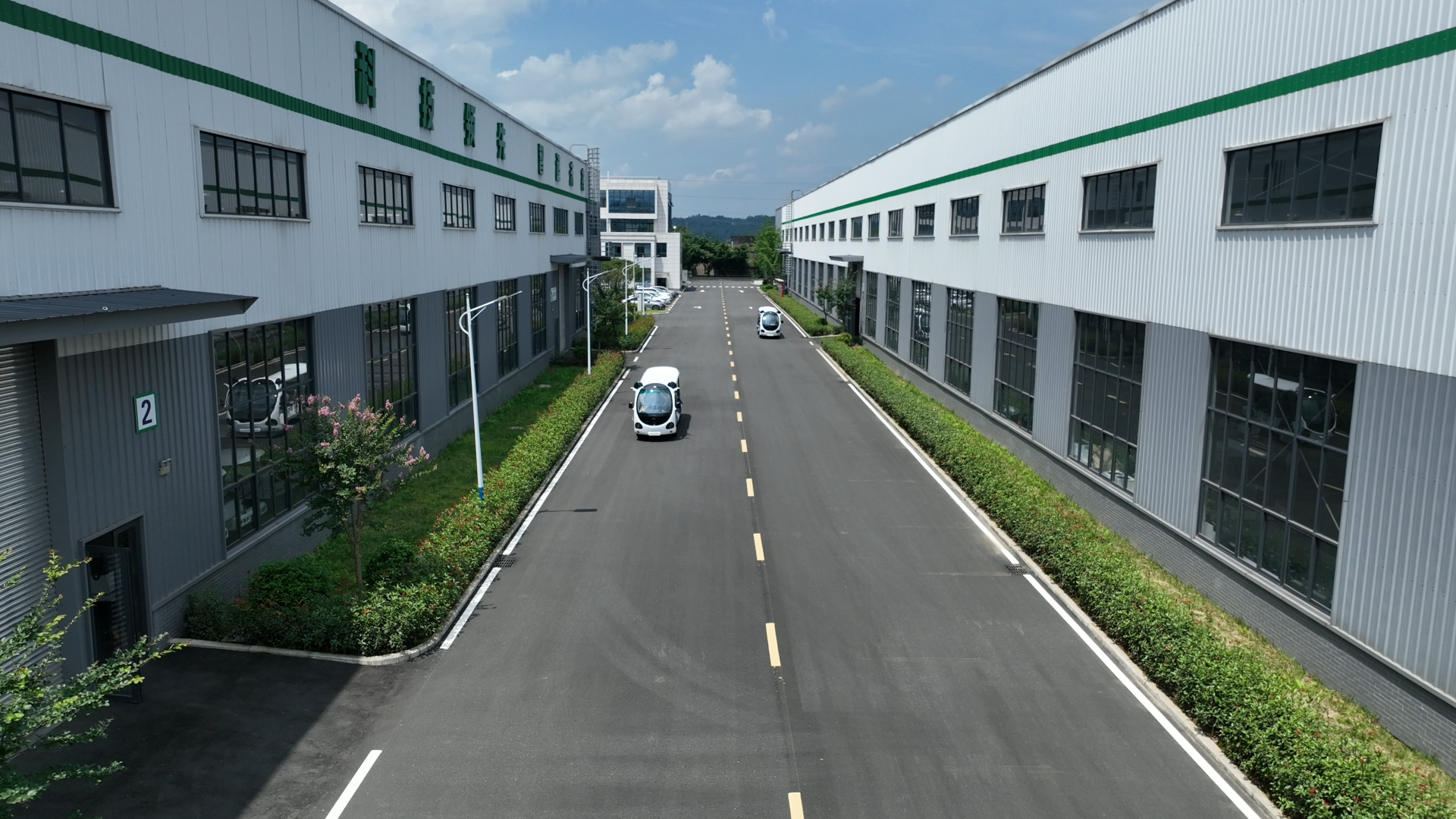 無人駕駛觀光車正在進行場內調試。.png
