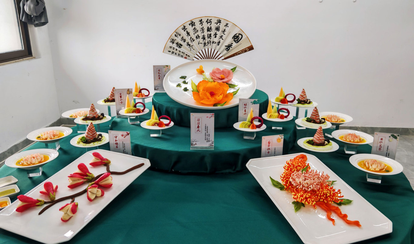 眉山職業(yè)技術(shù)學(xué)院宴席作品《國(guó)香》.jpg